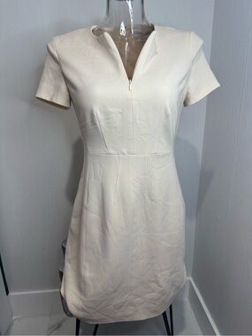 Diane Von Furstenberg short-sleeve sheath dress. Zipper Neck. Size 2. Ivory.